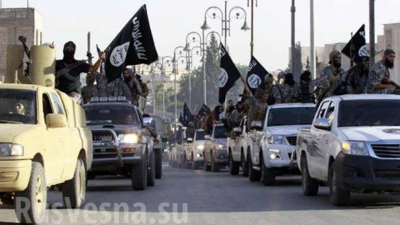 Дрон проследи огромна колона на ИД в Сирия, руски бомбардировачи я изпепелиха (ВИДЕО) 