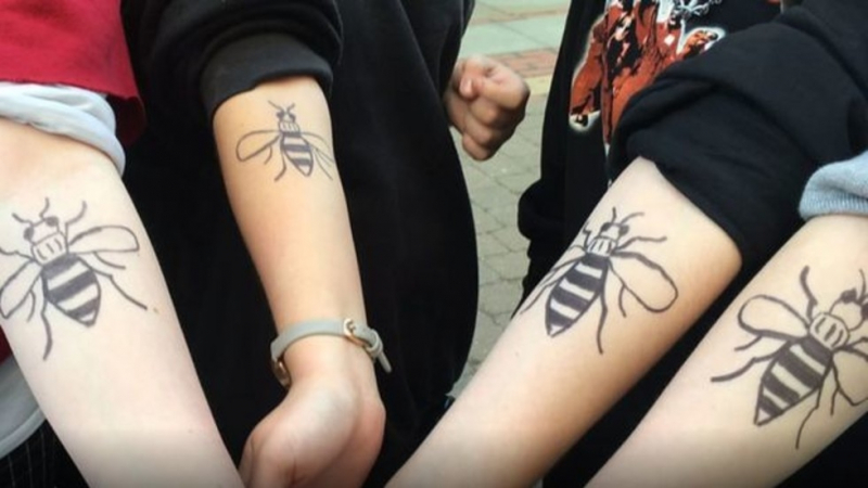 Жителите на Манчестър масови си татуират пчели, причината е тъжна, но благородна (ВИДЕО)