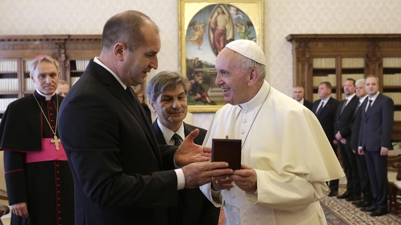 Първи СНИМКИ от срещата на президента Радев с папа Франциск във Ватикана  