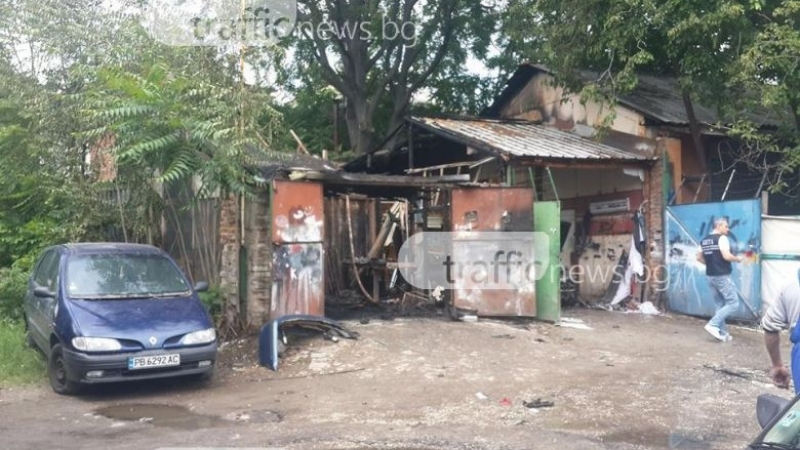 Пожар в Пловдив, сервиз избухна в пламъци, докато автомонтьор поправя автомобил 