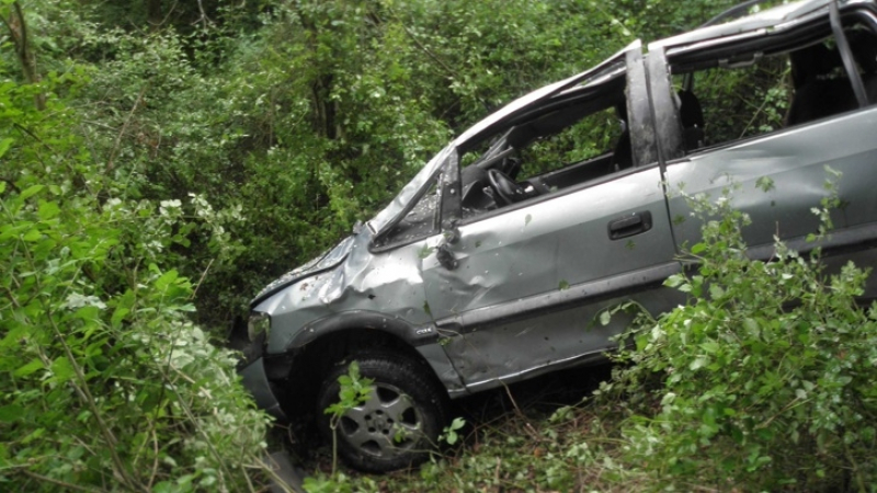 Шофьор оцеля по чудо след зрелищна каскада по пътя Падеш-Благоевград