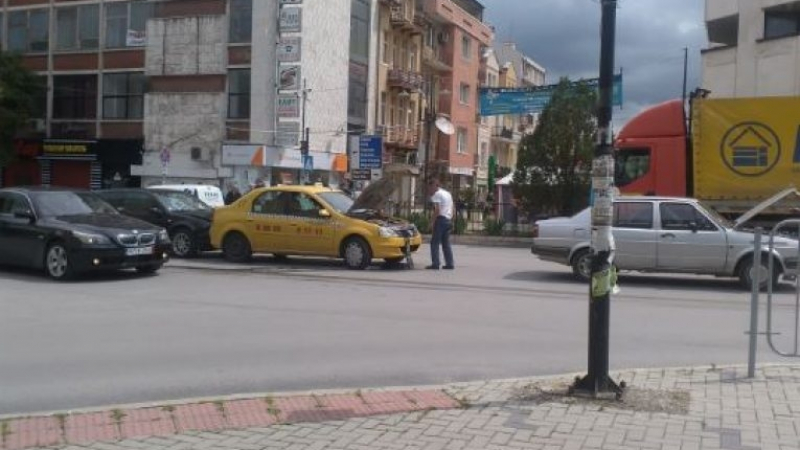 Гръм порази светофарна уредба в Дупница, три коли се нанизаха на кръстовище