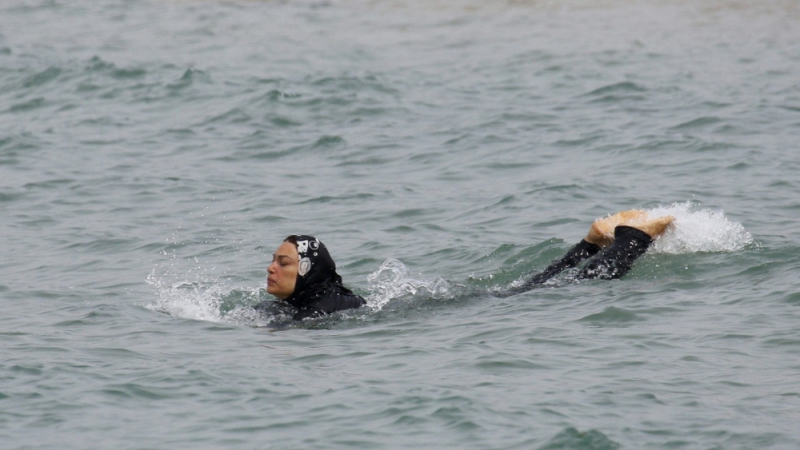 Крути мерки, писна им! Полицията в КАН арестува жени, влезли да се къпят в морето с бурки