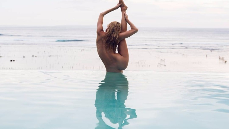 Тази сексапилна блондинка подлуди Инстаграм с голата си йога (СНИМКИ 18+)