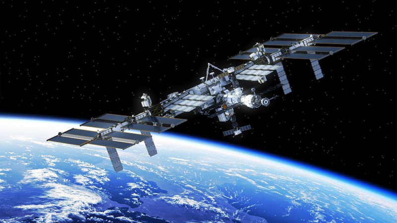 Роскосмос допуска: може да има следи от извънземен живот по повърхността на МКС