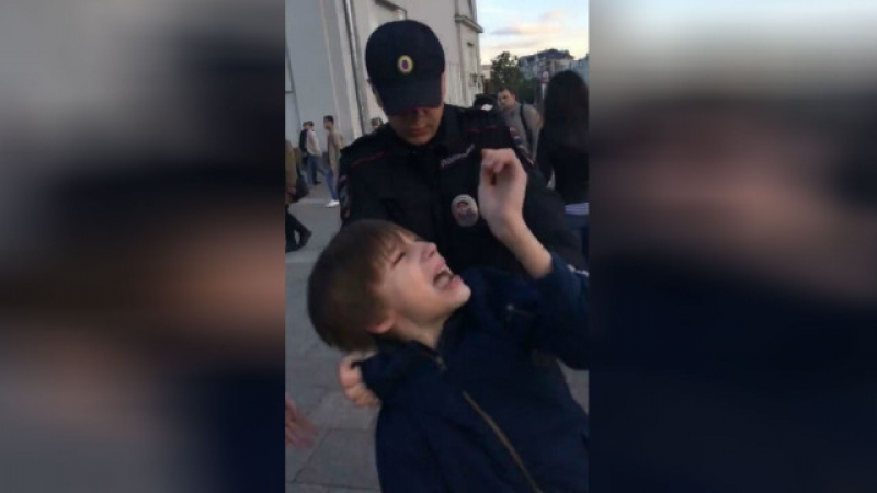 Брутален арест в Москва, полицаи задържаха дете, защото ... рецитирало Хамлет (ВИДЕО)
