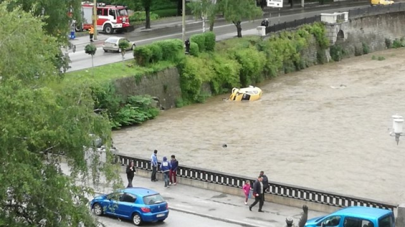 Кошмар в Габрово! Такси полетя във водите на Янтра, има пострадало дете (СНИМКА)