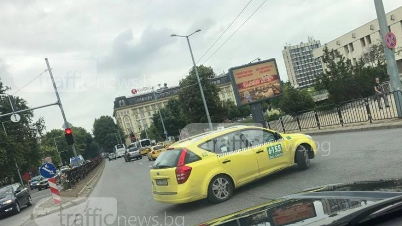 Жълто камикадзе на Центъра! Пловдивско такси замалко да предизвика катастрофа СНИМКИ