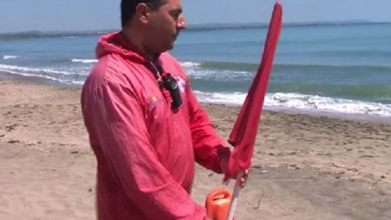 Четирима спасители на доброволни начала бранят туристите на неохраняем плаж в Бургас (ВИДЕО)
