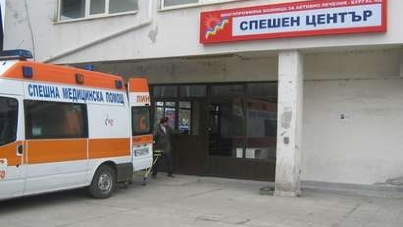 Стар познайник на полицията и лекарите сътворил екшъна пред Новата поща в Бургас, откаран е в спешното с разбита глава