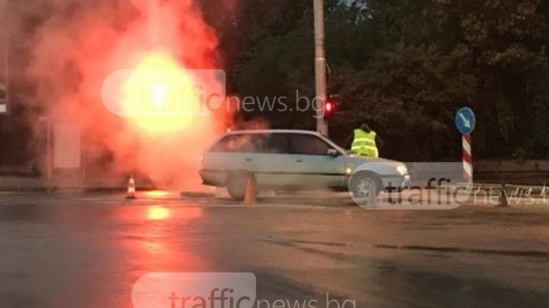 Кола пламна като факла на кръстовище в Пловдив (СНИМКИ)