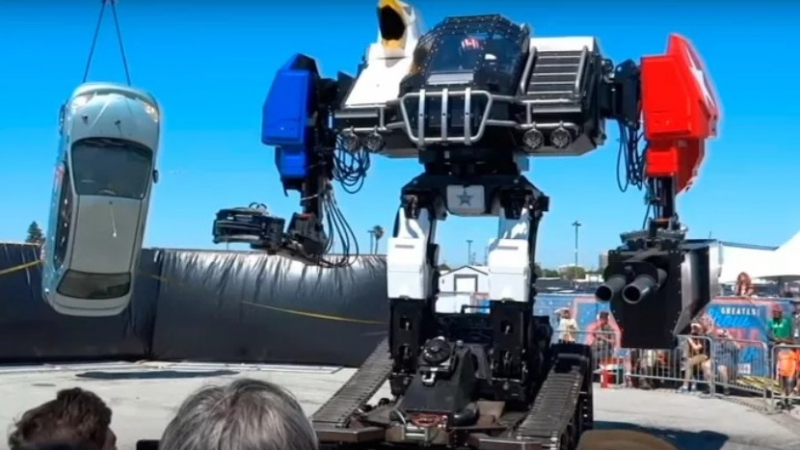 ВИДЕО с боен робот, който разбива коли, взриви интернет, това ли ще са новите войници на бъдещето?