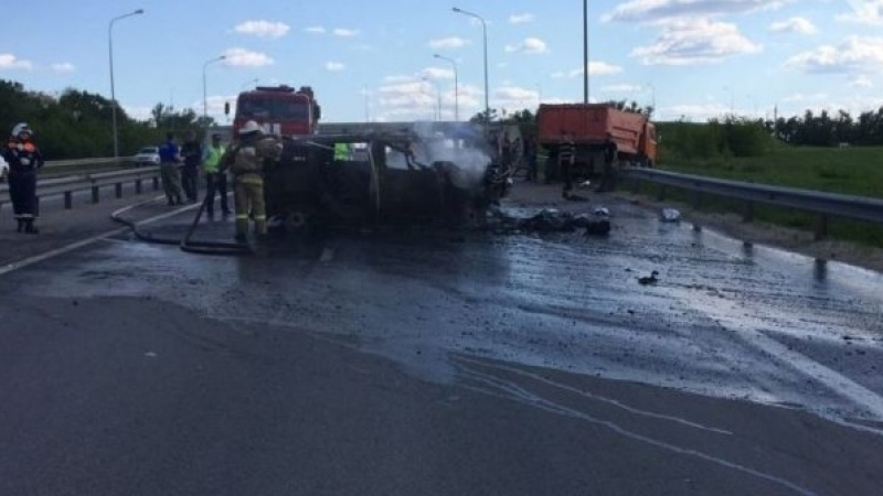 Лъскав Хамър се заби в Камаз, направо се размаза (ВИДЕО)