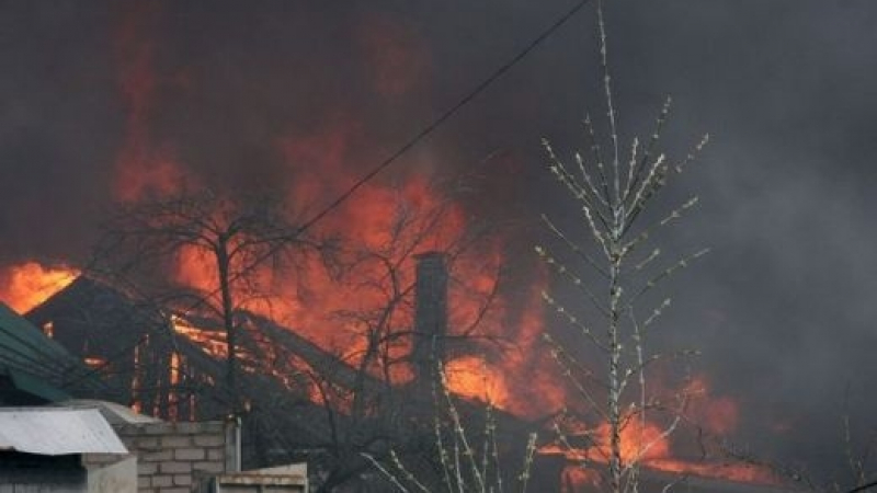 САМО В БЛИЦ: Семейства с деца евакуирани от горящи бараки във Волуяк