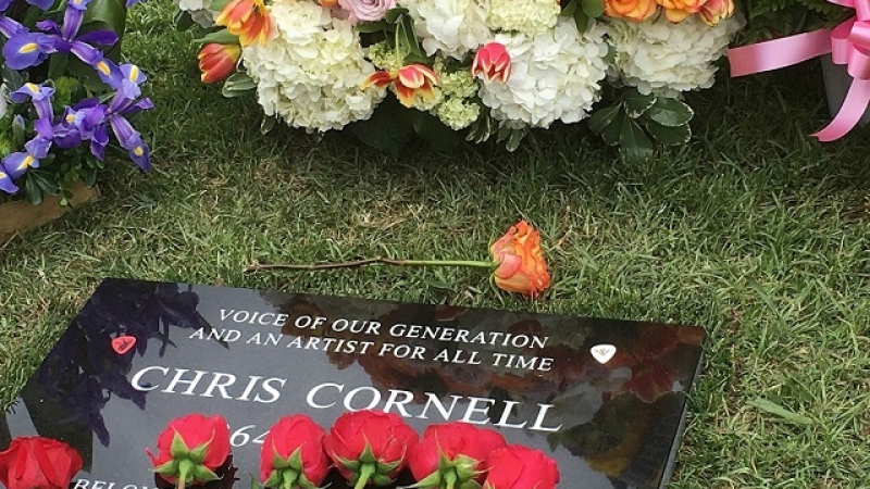 Редица рок знаменитости си взеха сбогом с Крис Корнел на погребението му