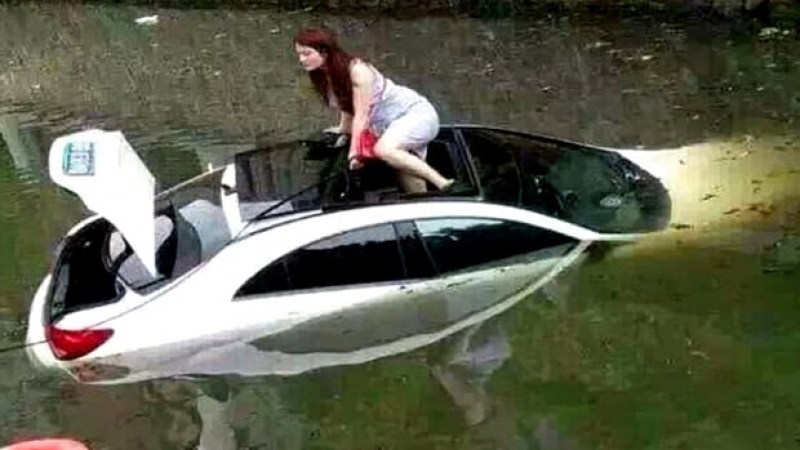 Вижте как шофьорка "паркира" колата си в река (ВИДЕО)