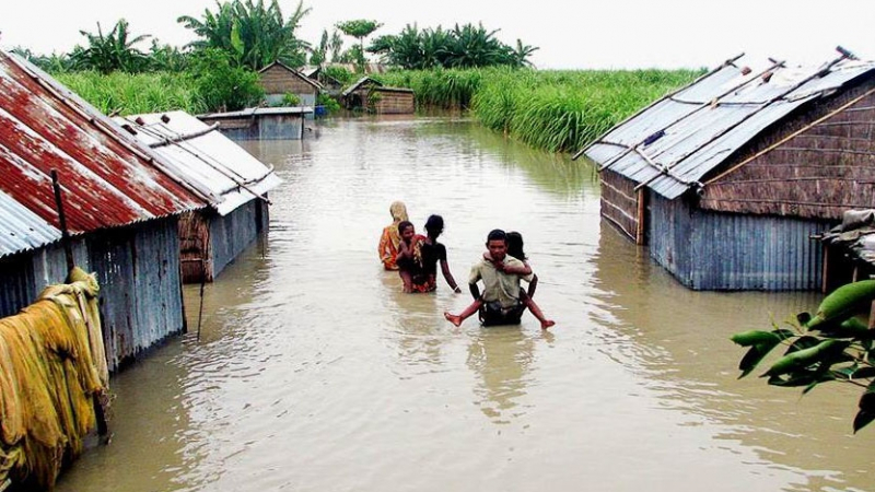 В Бангладеш евакуираха стотици хиляди заради природна стихия