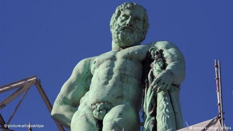 Докъде се докараха! Статуя на гол Херкулес бе препасана с плувки, за да не я цензурира Фейсбук (СНИМКИ)