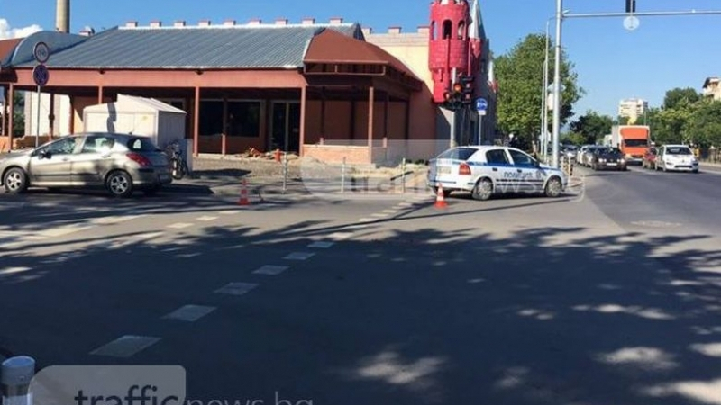 Жена зад волана блъсна колоездачка на кръстовище в Пловдив (СНИМКИ)