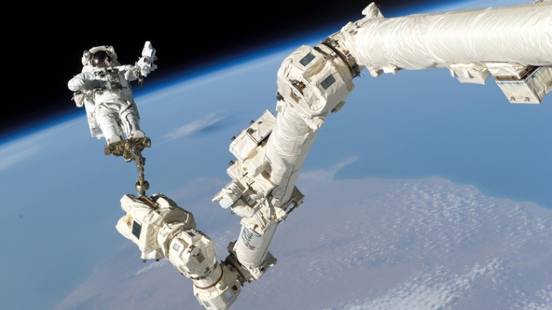 Шок в Космоса: Камера улови човек без скафандър да пълзи по борда на МКС (ВИДЕО)