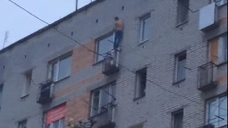 Брутално ВИДЕО: Екстремен нудист три часа вися гол от деветия етаж на Димитровгадски блок, а после се случи страшното