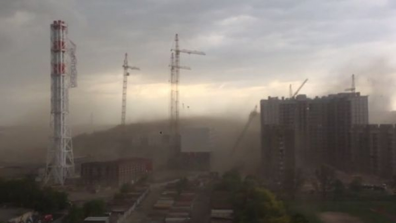Страховито ВИДЕО: Строителен кран се сгромолясва край Москва от смъртоносните ветрове  