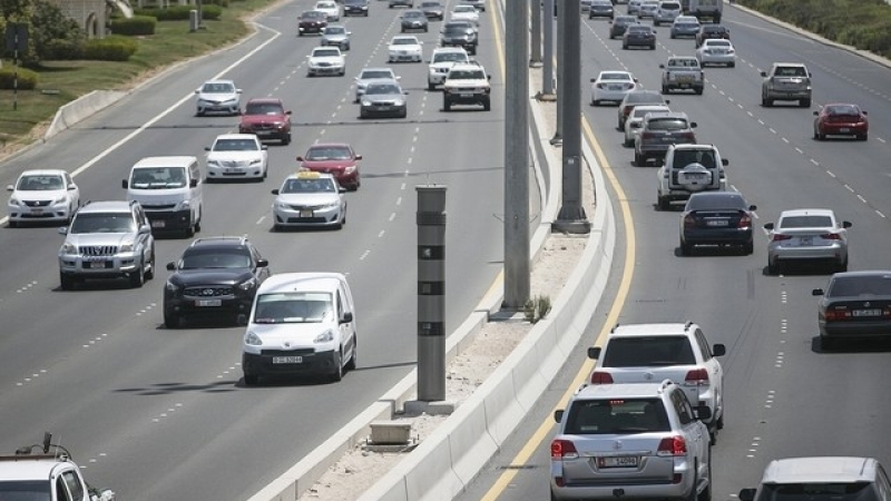 Сексуални ласки на шосе посред бял ден забавиха хиляди шофьори в Дубай (СНИМКИ/ВИДЕО)
