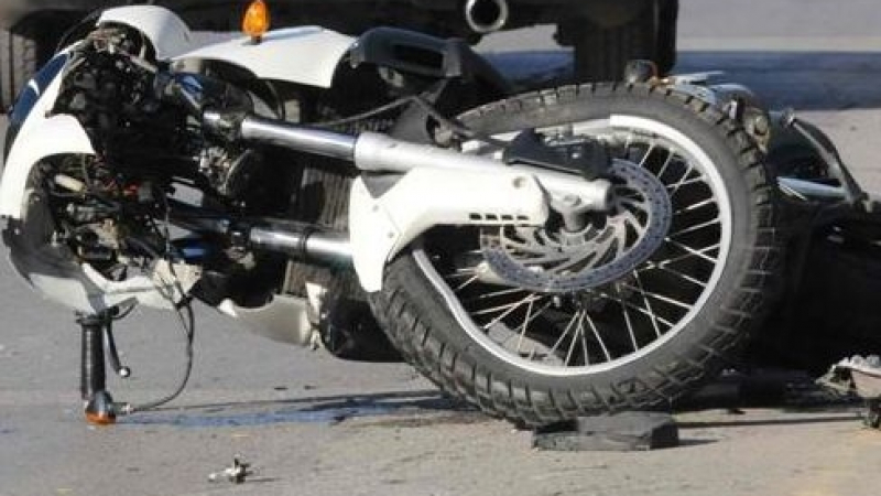Млад мотоциклетист загина след удар във влекач