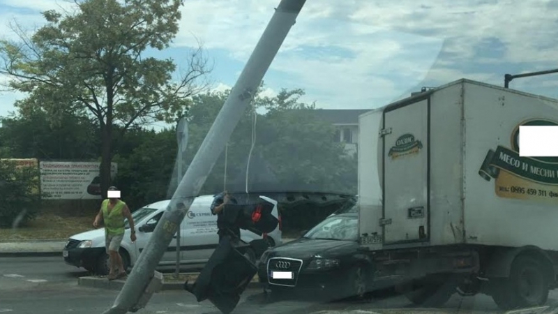 Зверска катастрофа на кръстовище във Варна! Светофарът е като отсечен (СНИМКИ)