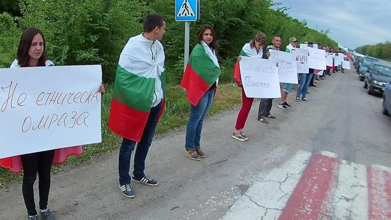 Българите в Украйна се вдигнаха на бунт с развети трибагреници! Искат оставката на Порошенко заради безчинствата на националистите (СНИМКИ/ВИДЕО)