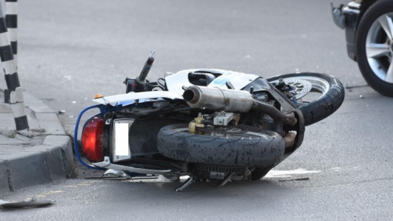 Сигнал в БЛИЦ от последните минути: Двама мотористи се помляха в София, карат ги в болница 