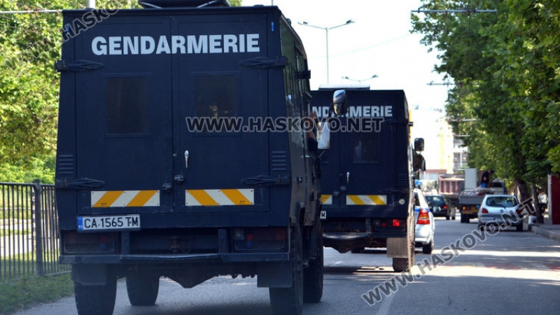 Жандармерия нахлу в ромската махала в Хасково, патрулки завардиха изходите от кв. Република (СНИМКИ)