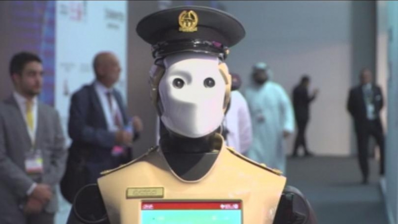 Полицай робот бори престъпността в Дубай