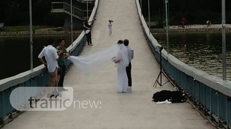 Младоженци си подариха фотосесия на Моста на влюбените на Пловдивската Гребна (СНИМКИ)