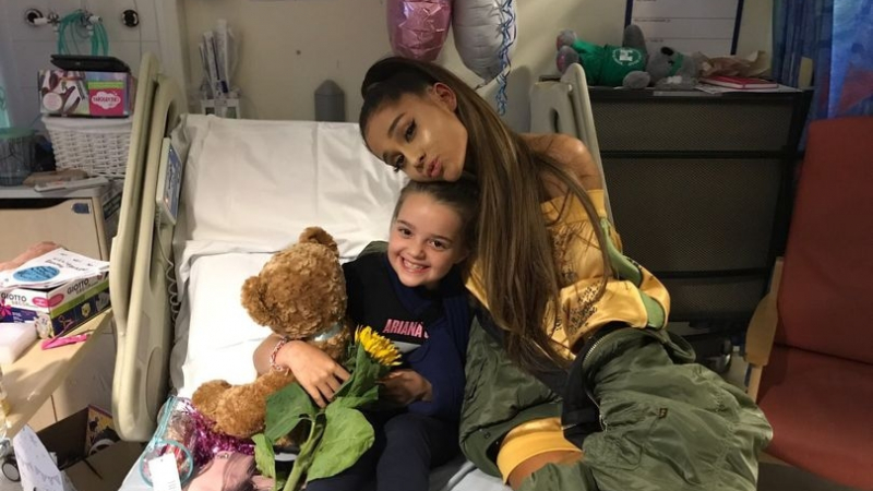 Ариана Гранде посети ранените деца в болницата (СНИМКИ)