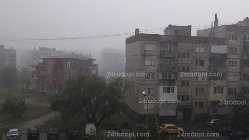 Мощна гръмотевична буря връхлетя Кърджали, улиците се превърнаха в реки (СНИМКИ/ВИДЕО)