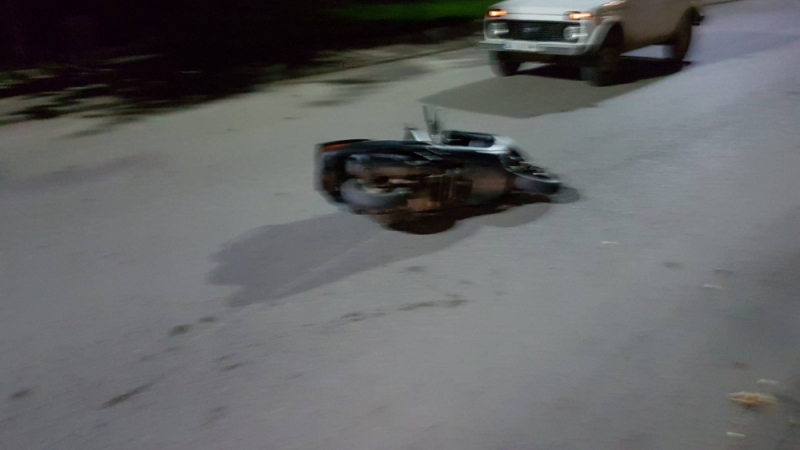 Среднощен кошмар в Ботевград! Скутер без табели се натресе в "Опел", има тежко пострадал (СНИМКИ)