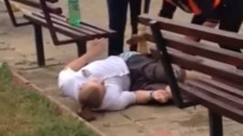 Култово от Слънчака! Ромки с метли опитват да събудят мъртво пиян турист, проснат на главната алея (ВИДЕО)