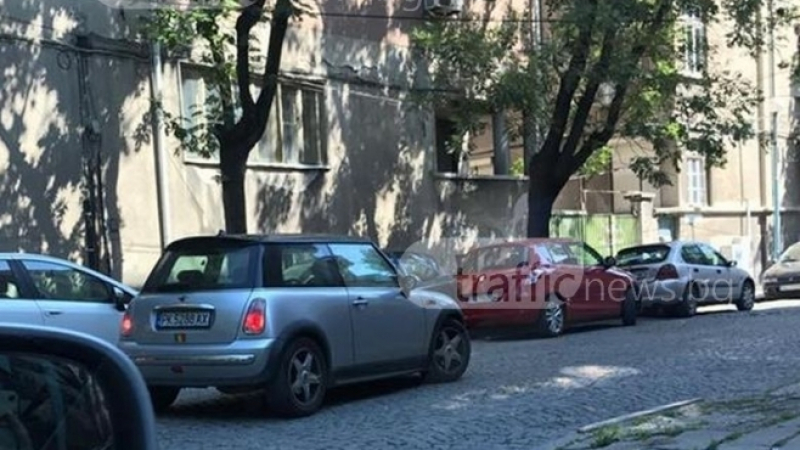 Известна бизнес дама и бос на култово заведение е шофьорката, блокирала улица с колата си в центъра на Пловдив (СНИМКИ)