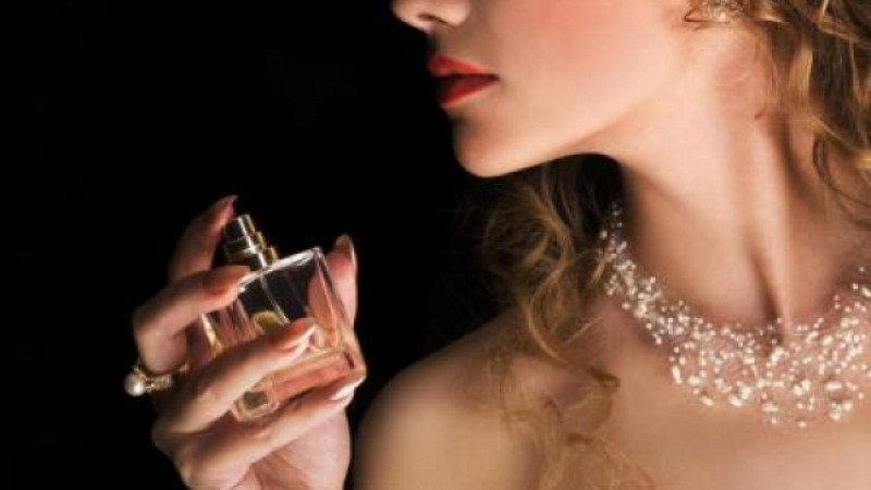 Три лесни, но важни правила за това как да направите парфюма си по-траен