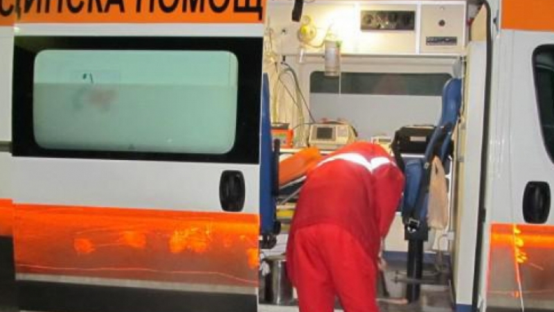 Сигнал до БЛИЦ: Кола блъсна линейка с пуснати сирени в София