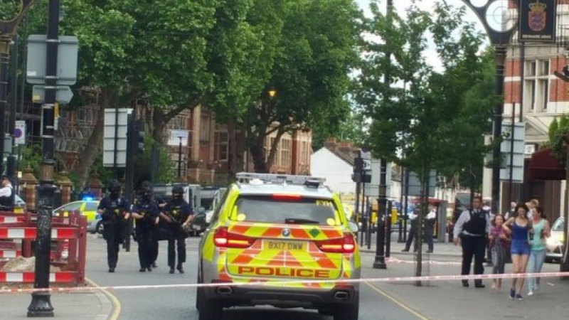 Щурм и арести: Експлозии и изстрели в Източен Лондон!