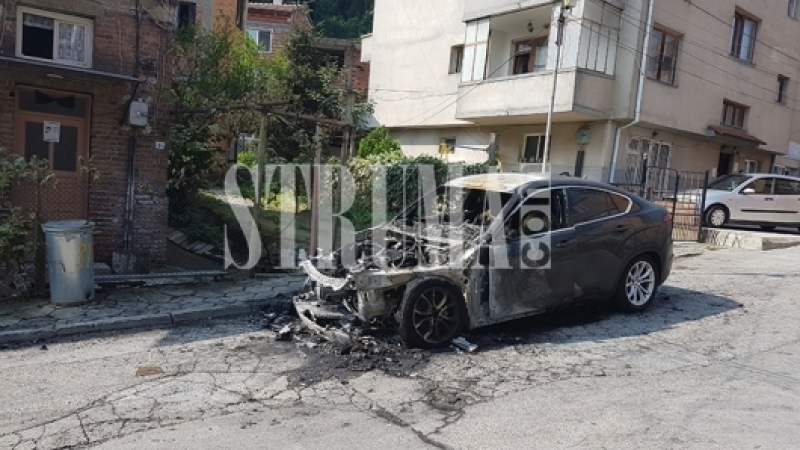 Огнена атака срещу счетоводителка в Петрич, джипът й БМВ е изпепелен (СНИМКИ)