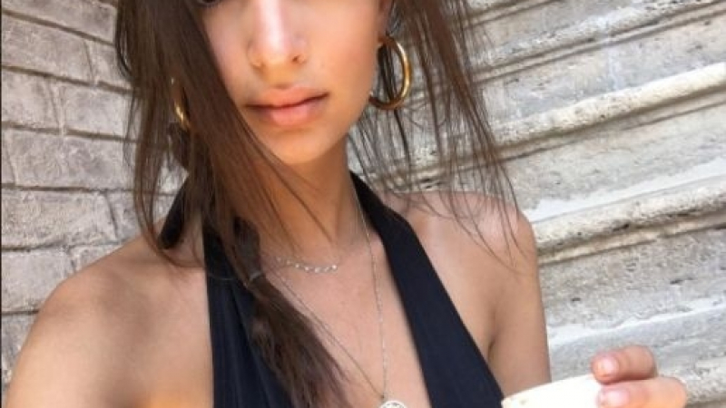 Секси моделката Емили Ратайковски хвърли феновете си в екстаз с това палаво ВИДЕО (18+)