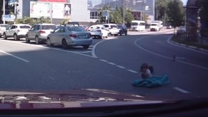Две хлапета изпаднаха от багажника на „Волво” и без малко да се случи най-лошото  (ВИДЕО)