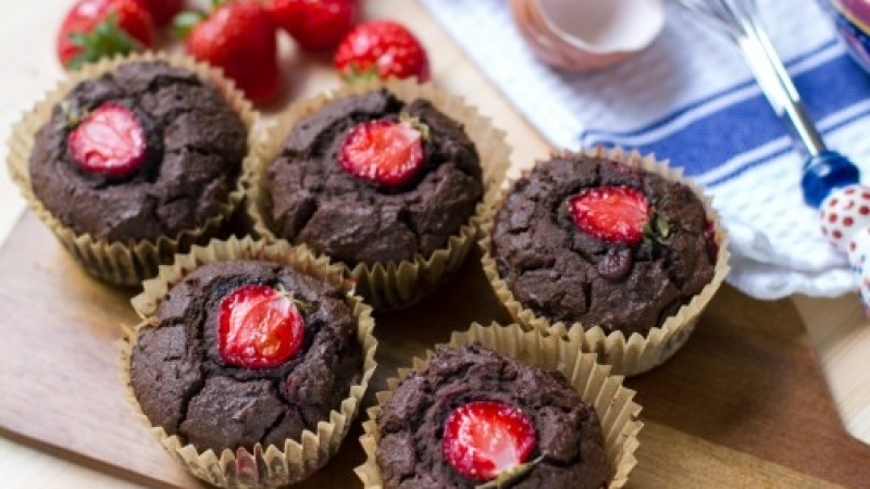 Разкошни и много лесни за приготвяне: Шоколадови мъфини с ягоди
