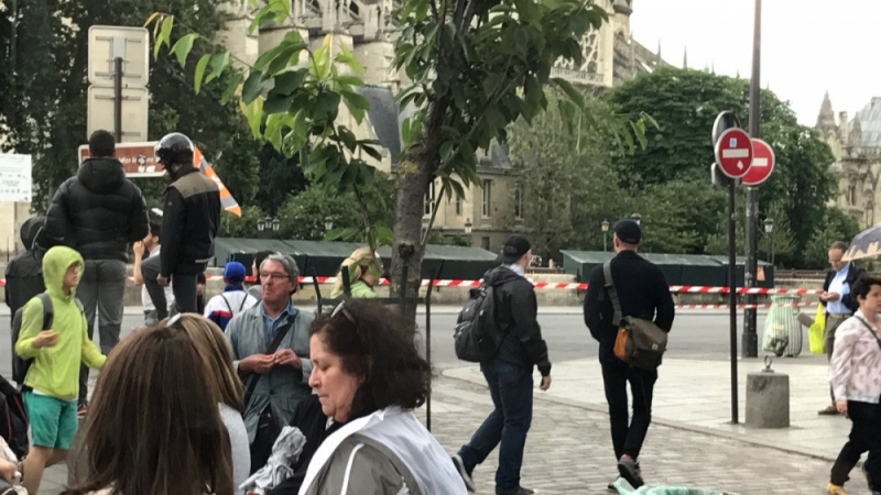 Извънредно в БЛИЦ! Изстрели, кръв и паника пред Парижката Света Богородица (СНИМКИ/ВИДЕО)