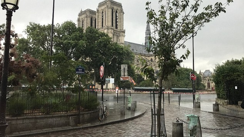 От сърцето на ужаса! Очевидци разказват за стрелбата пред Парижката Света Богородица, ето какво се случва (СНИМКИ/НА ЖИВО)