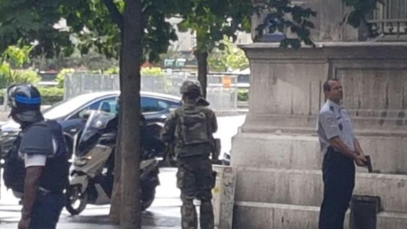 Публикуваха ВИДЕО 18+ от момента на ужасяващата атака пред Парижката Света Богородица