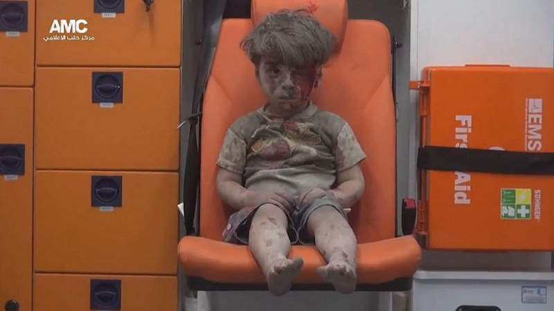 Ето как живее днес сирийчето, чиято снимка трогна света (ВИДЕО)